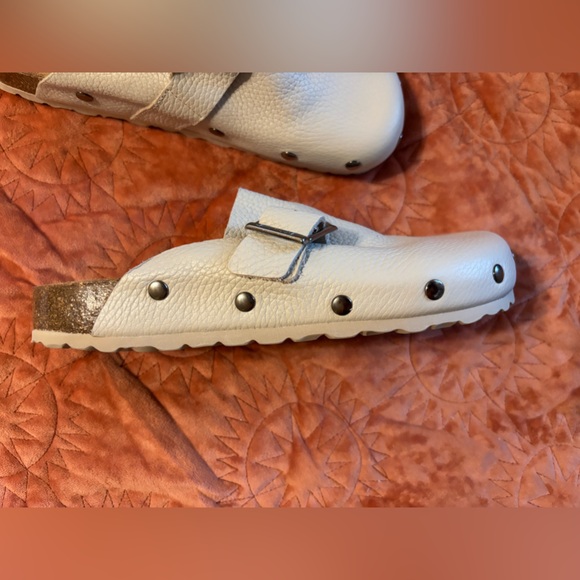 Saint + Sofia leather studded beige clogs 38 size 7.5 NEW - Picture 2 of 4